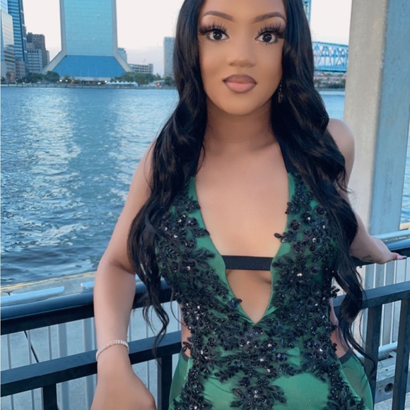 Long elegant emerald green prom dress. Be a showstopper!!!!!!!! - Picture 3 of 3